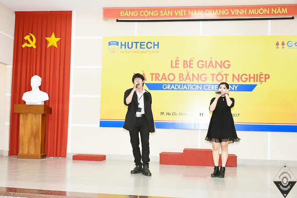 trao bằng tốt nghiệp