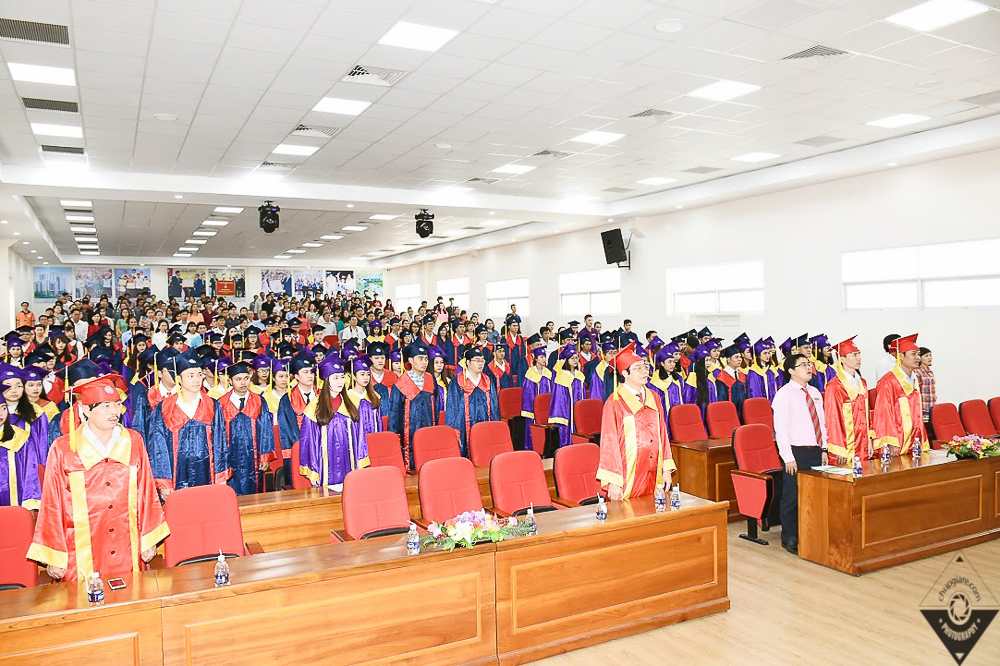 trao bằng tốt nghiệp