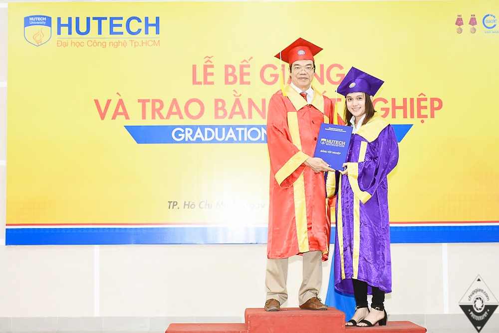 trao bằng tốt nghiệp
