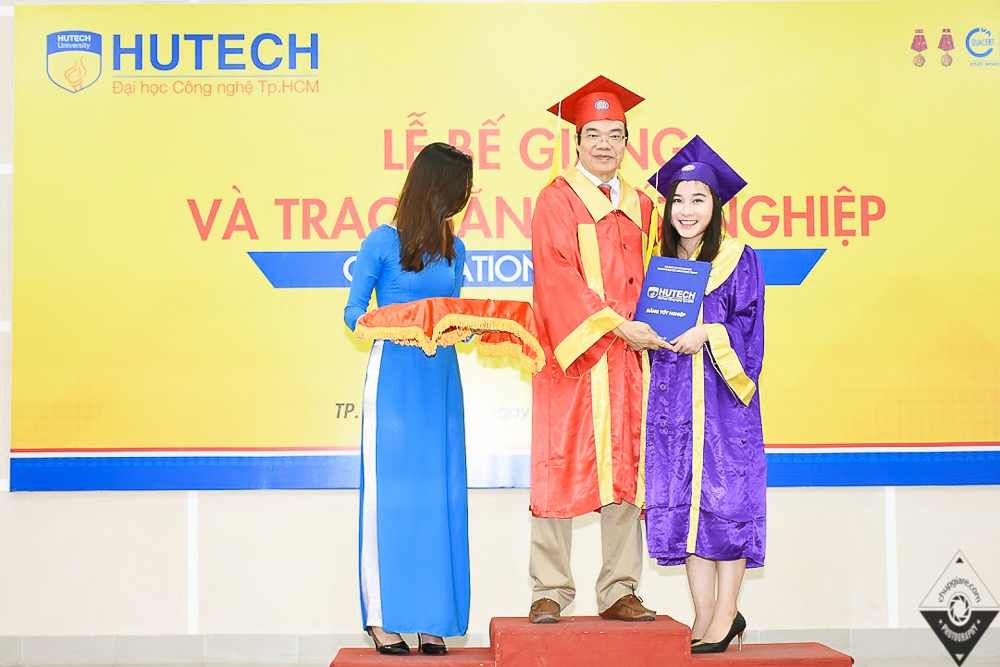 trao bằng tốt nghiệp