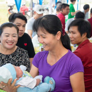 Chụp hình đầy tháng bé Huy Hoàng