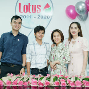 Chụp hình kỷ niệm 9 năm thành lập công ty Lotus