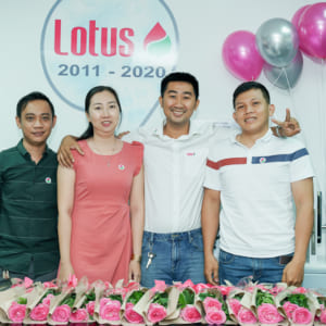 Chụp hình kỷ niệm 9 năm thành lập công ty Lotus