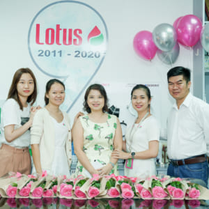 Chụp hình kỷ niệm 9 năm thành lập công ty Lotus