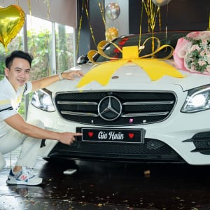 Chụp hình sự kiện bàn giao xe tại Mercedes Trường Chinh