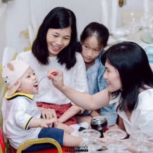 Khoảnh khắc dễ thương tiệc mừng thôi nôi bé Coca nhà hàng vườn cau Phan Văn Trị.