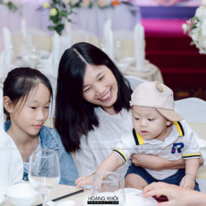 Khoảnh khắc dễ thương tiệc mừng thôi nôi bé Coca nhà hàng vườn cau Phan Văn Trị.